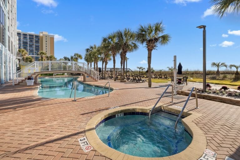 Monterey Bay Suites - Outdoor Hot Tub and Pool