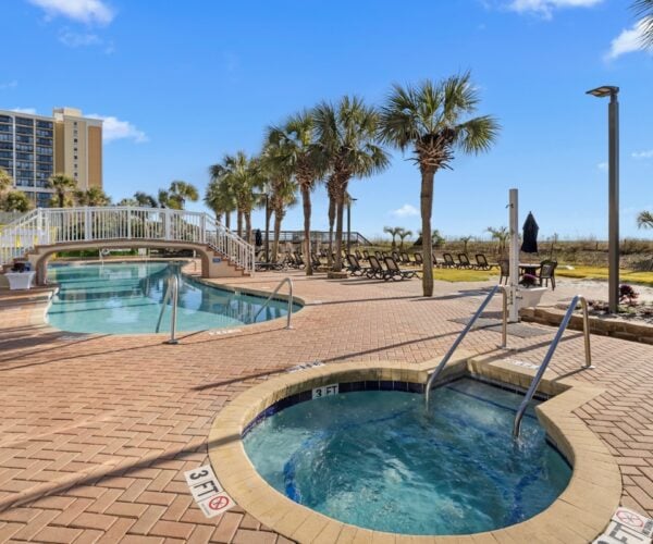 Monterey Bay Suites - Outdoor Hot Tub and Pool
